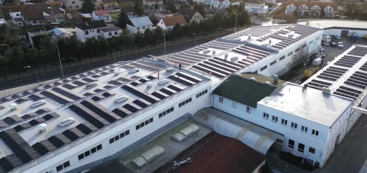 Fotovoltaika pro firmy může být součástí širšího energetického hospodaření podniku.